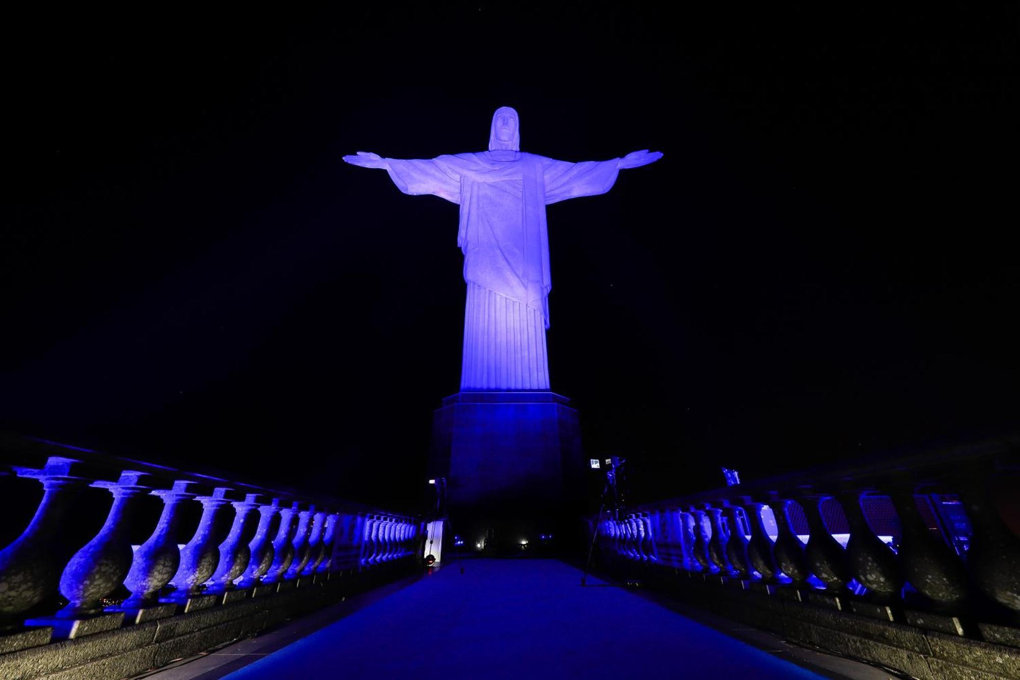 Miramar By Windsor Copacabana Río de Janeiro Exterior foto The statue illuminated in blue