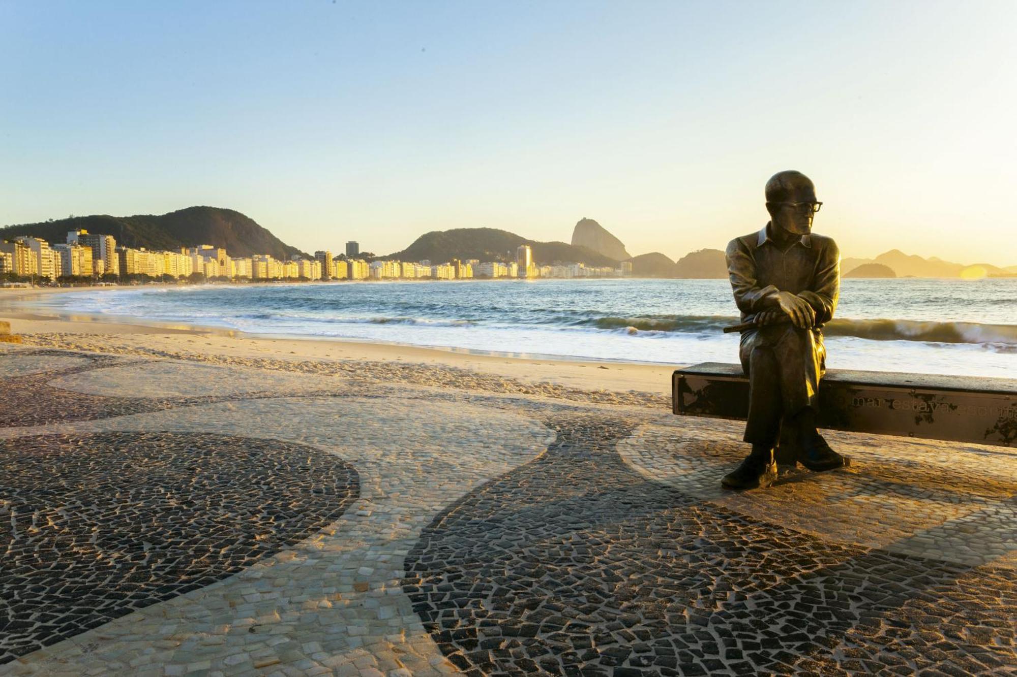 Miramar By Windsor Copacabana Río de Janeiro Exterior foto The statue of the boy at Ipanema Beach