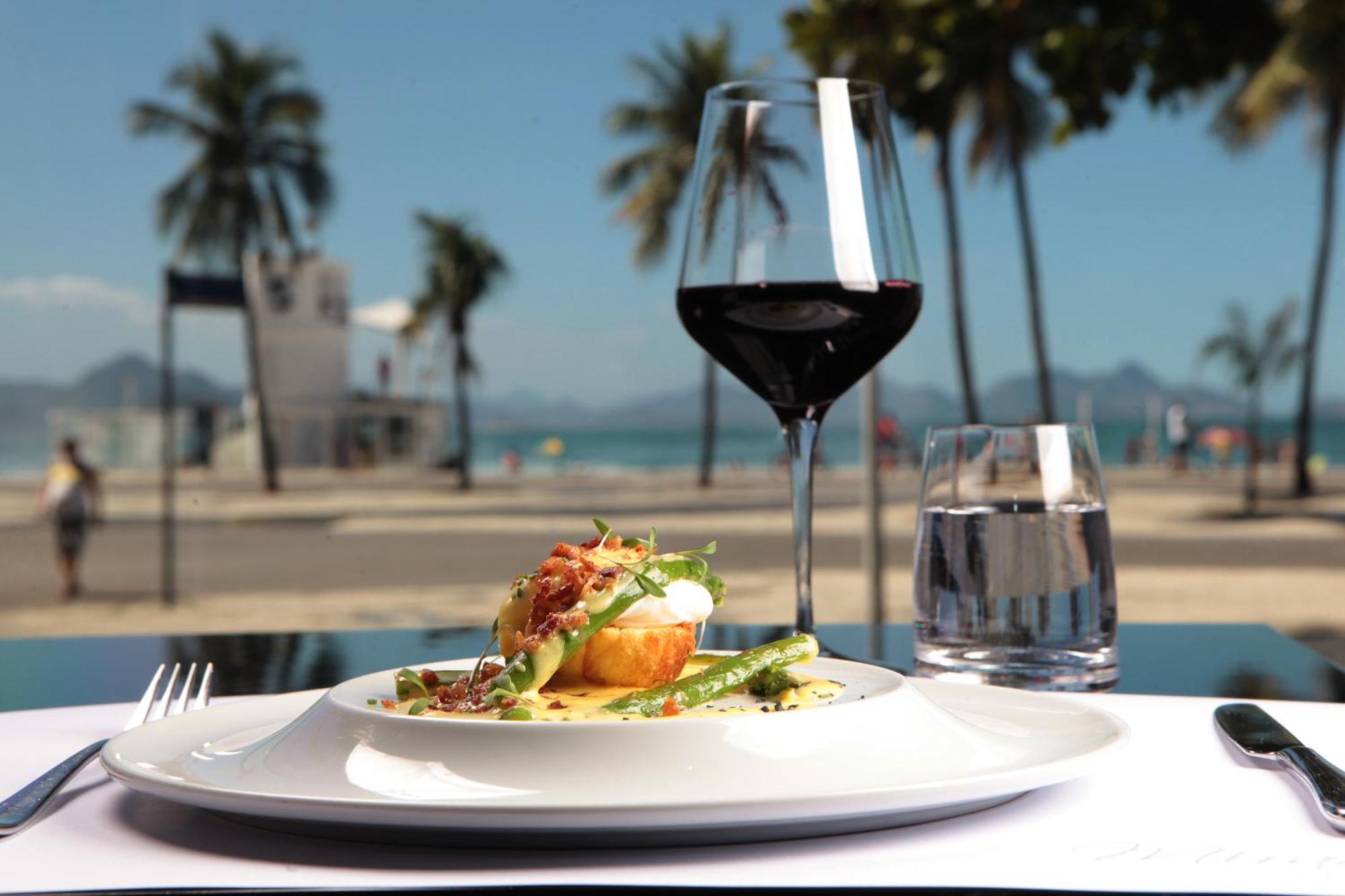 Miramar By Windsor Copacabana Río de Janeiro Exterior foto A glass of wine