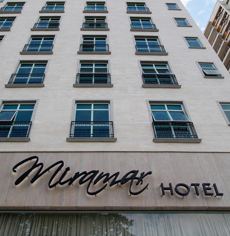 Miramar By Windsor Copacabana Río de Janeiro Exterior foto The image shows the exterior of a hotel building. The hotel is named "Miramar HOTEL," with the name displayed prominently in a stylish font. The facade features several large windows with balconies, which are uniformly arranged. The overall design ha