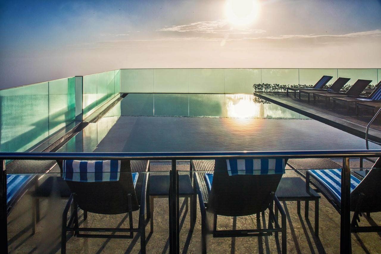 Miramar By Windsor Copacabana Río de Janeiro Exterior foto The rooftop pool at the hotel